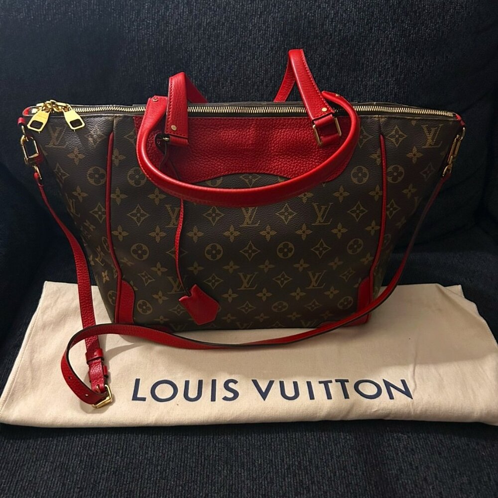 A BEAUTIFUL AUTHENTIC LOUIS VUITTON CROSSBODY AND SHOULDER HANDBAG